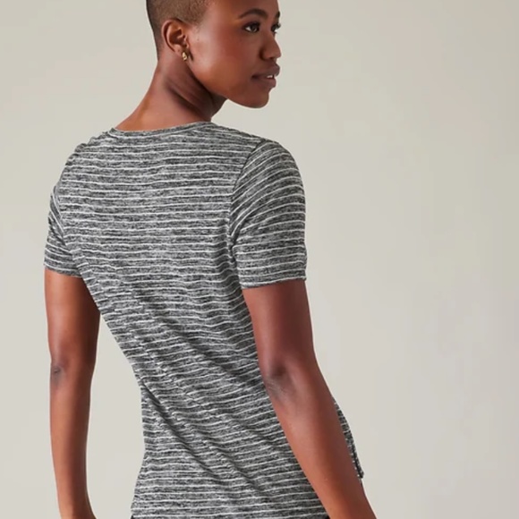 ATHLETA Breezy Scoop V-Neck Tee Top NWT Large - Picture 2 of 4